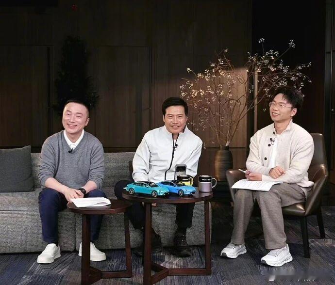 雷军回应KOL事件新一代小米SU7亮相那几个博主都被禁言了。今天还是关注新车吧。