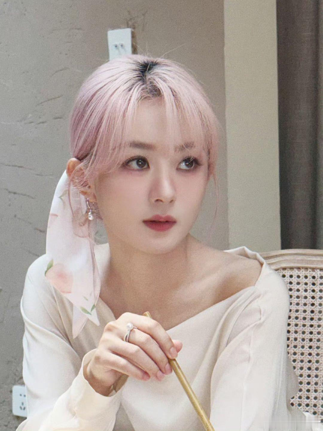赵丽颖赵丽颖 zly纪梵希全球彩妆及香氛代言人赵丽颖 别慌，月亮也正在大海某处迷
