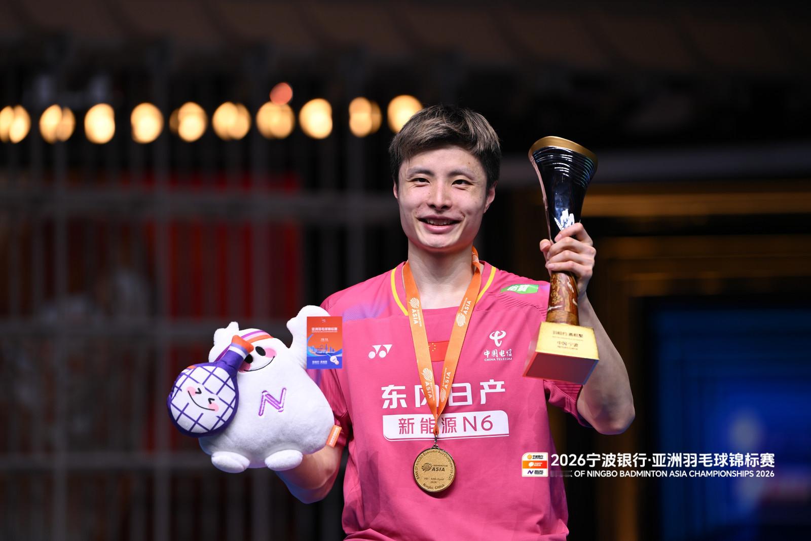 男单颁奖典礼📷来源：赛事组委会国羽时隔9年重夺亚锦赛男单冠军石宇奇夺赛季首冠亚