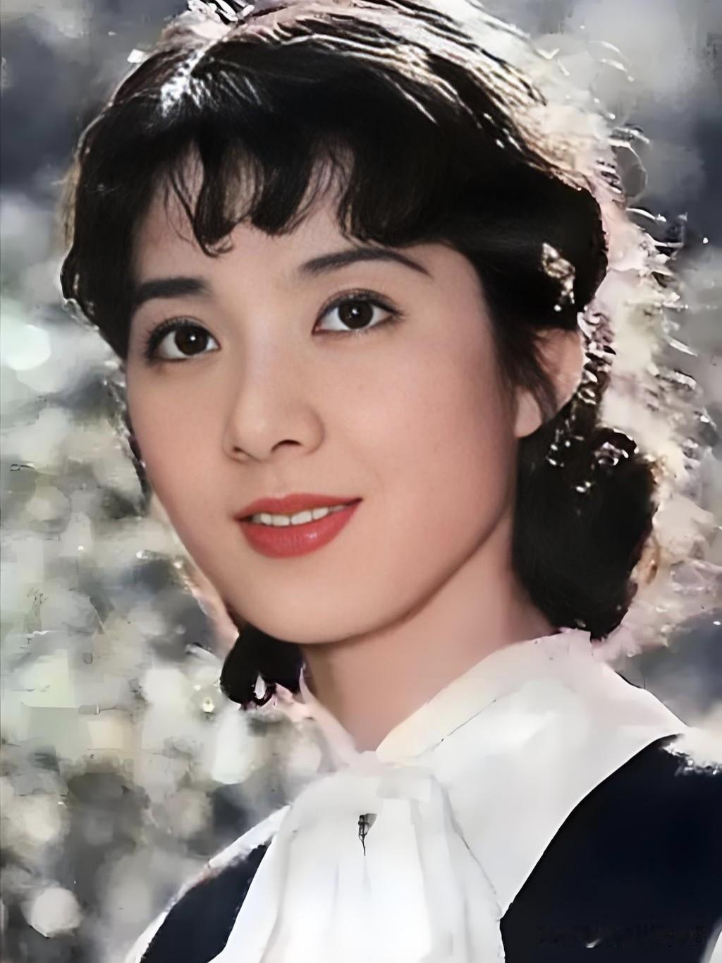龚雪，温婉双料影后。虽半生坎坷，终获岁月平反。芳华虽逝，从容依旧。80年代影后 