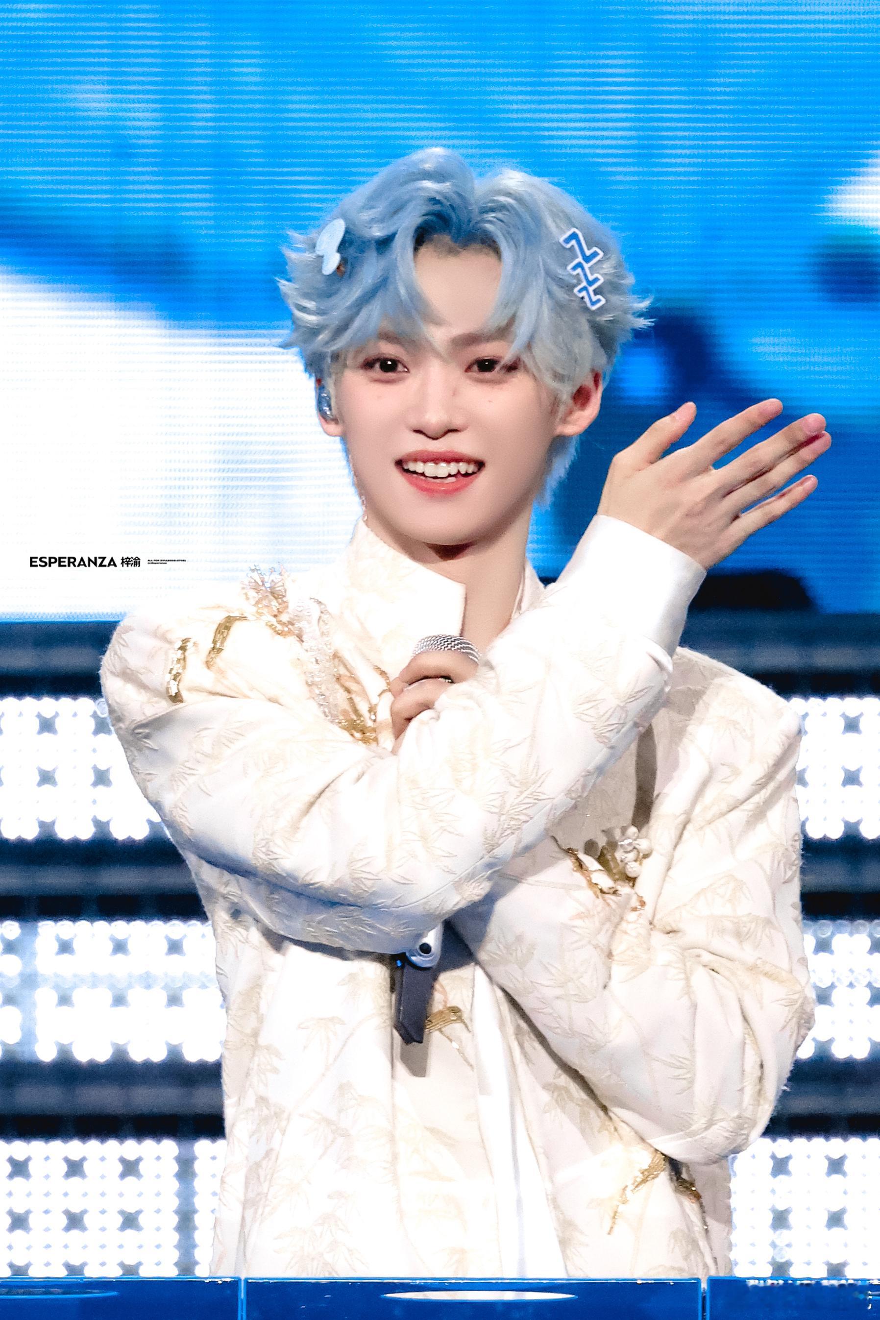 梓渝南京首场演唱会就吃这么好 新发色新单曲开场和演唱会主题相呼应，完全海洋的世界