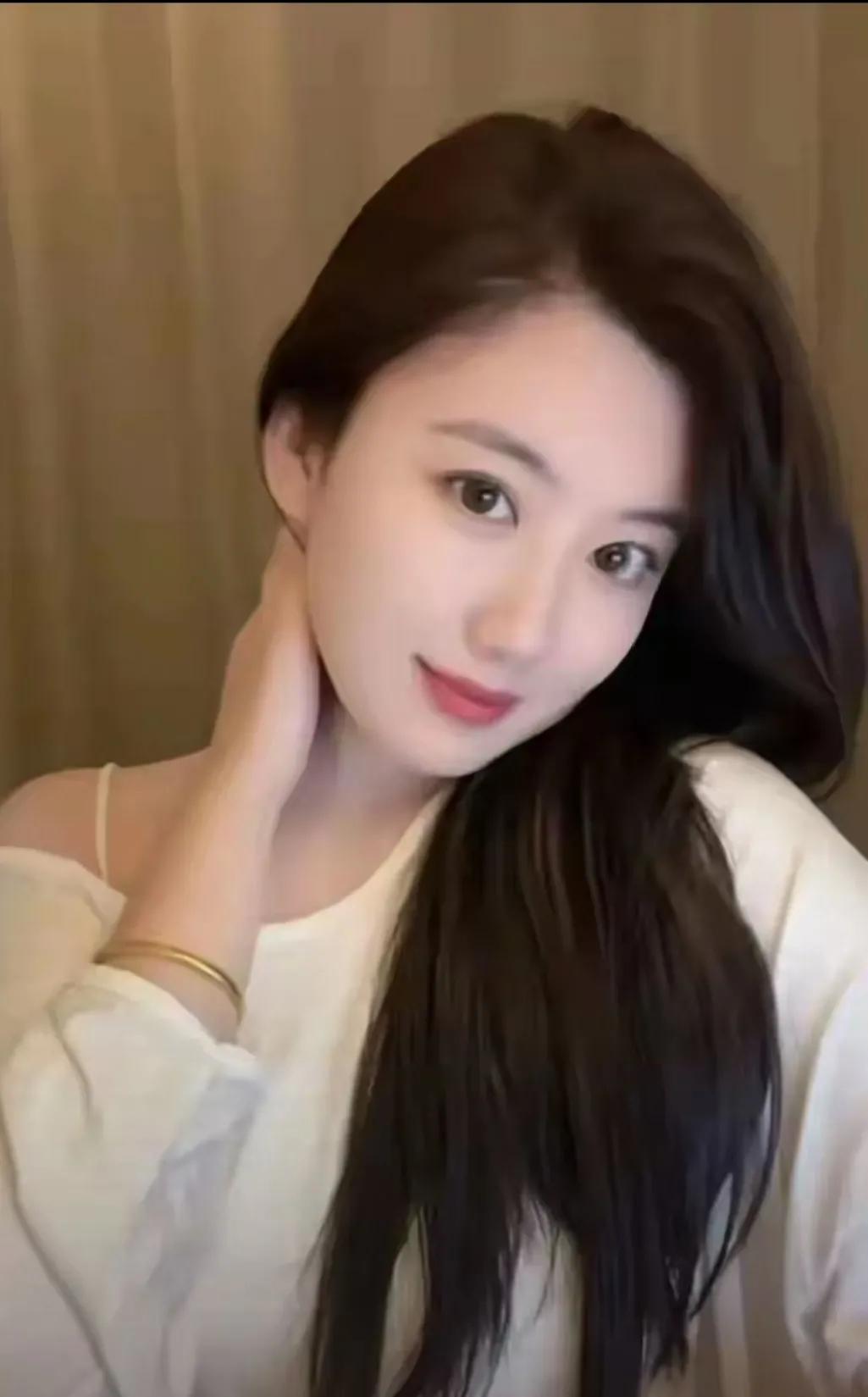 城市的喧嚣逐渐模糊，我握着方向盘，开始了这场说走就走的自驾旅行。放空心情，让诗和