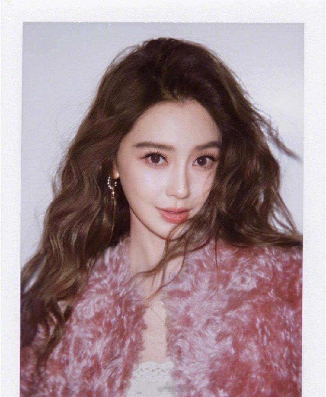 一起来看看Angelababy的跨年营业照，没有参加各平台的跨年，就只能发发美照