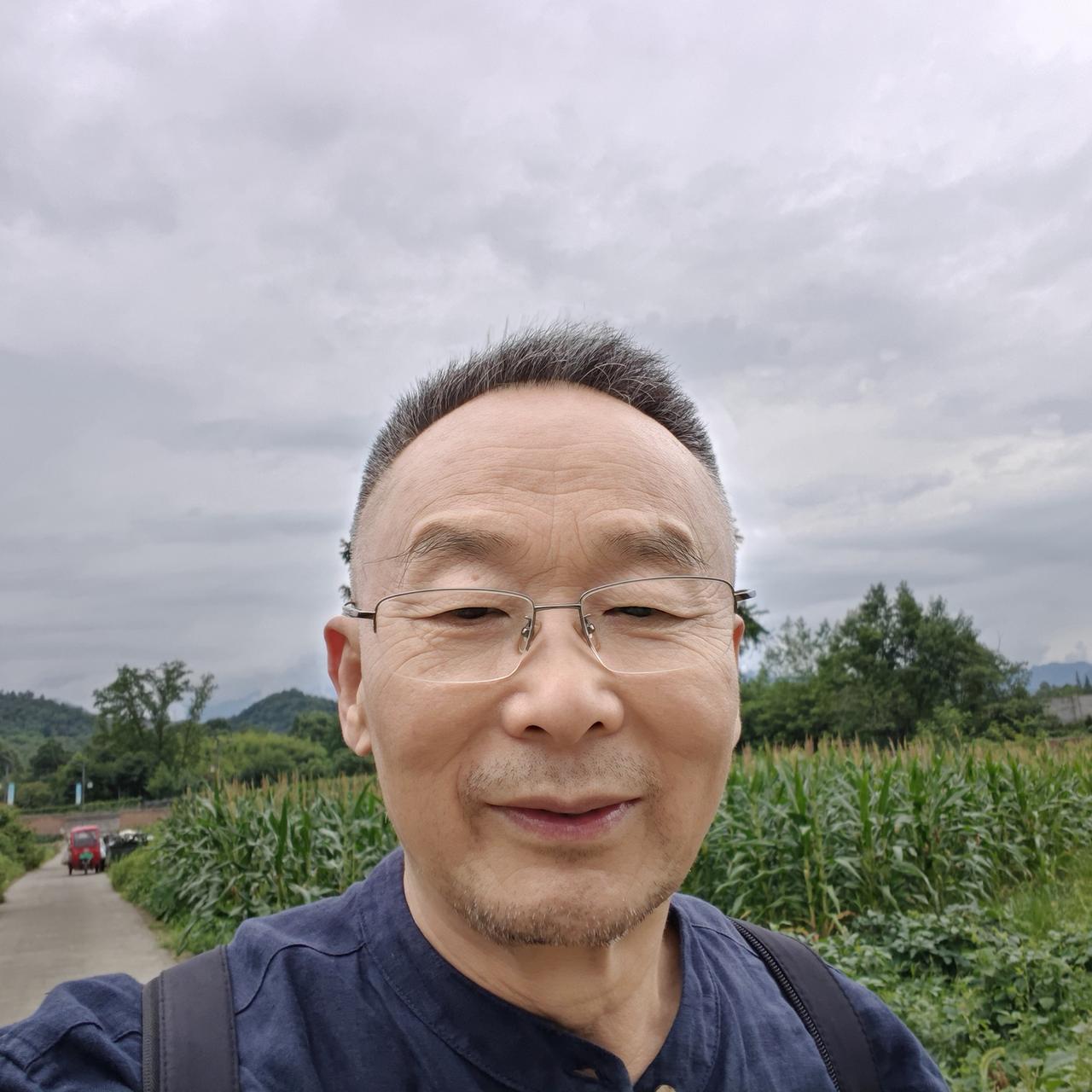 一个人最高级的修行有两种。一种是向内生长，修自己。别总盯着别人的认可，要遵循内心