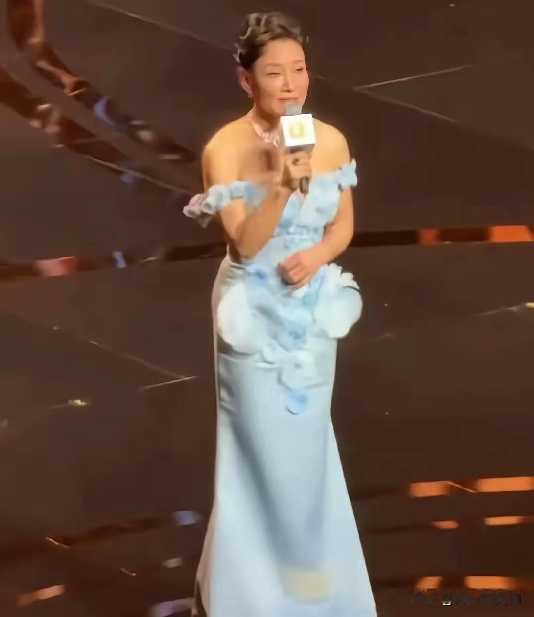 上海电影节红毯，怪事出现了。
65岁的陈冲，穿着天蓝色一字肩鱼尾裙，刚说一句“很