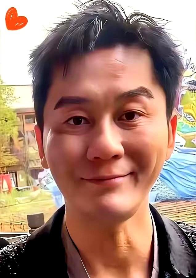 45岁李晨被狗仔拍到一个人吃拉面，桌上两副碗筷，对面没人。

网友说他“大难临头