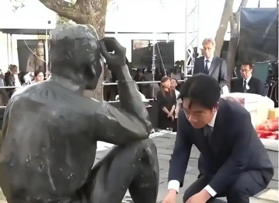 赖清德在八田与一铜像前的那一跪，跪出了岛内一片骂声。
台湾网红“馆长”陈之汉在直