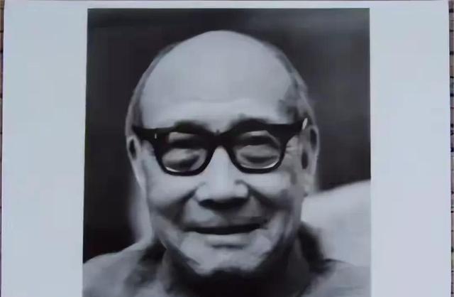 1974 年秋，秦城监狱里，76岁的屈武正在低头劳动。一名看守快步走到他身边，压