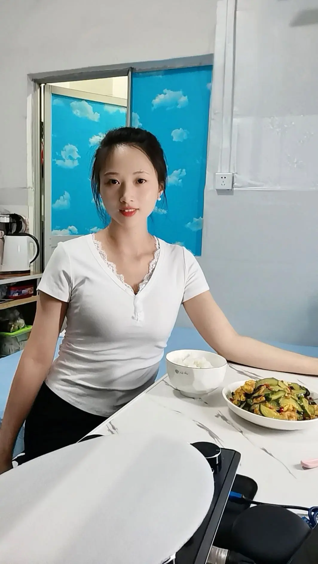 今晚不加班，同事们都去聚餐了，AA制200块一位，我没去，下班花5块钱...