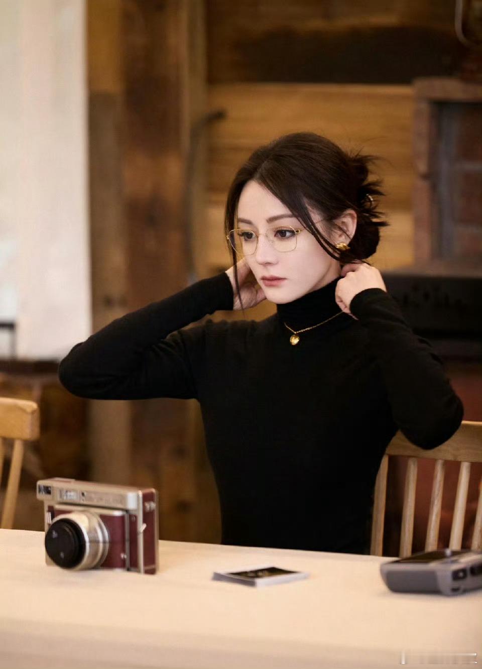 迪丽热巴 高智感妈咪 迪丽热巴这气质，就算戴着口罩也遮挡不住的高智感，建议无框眼