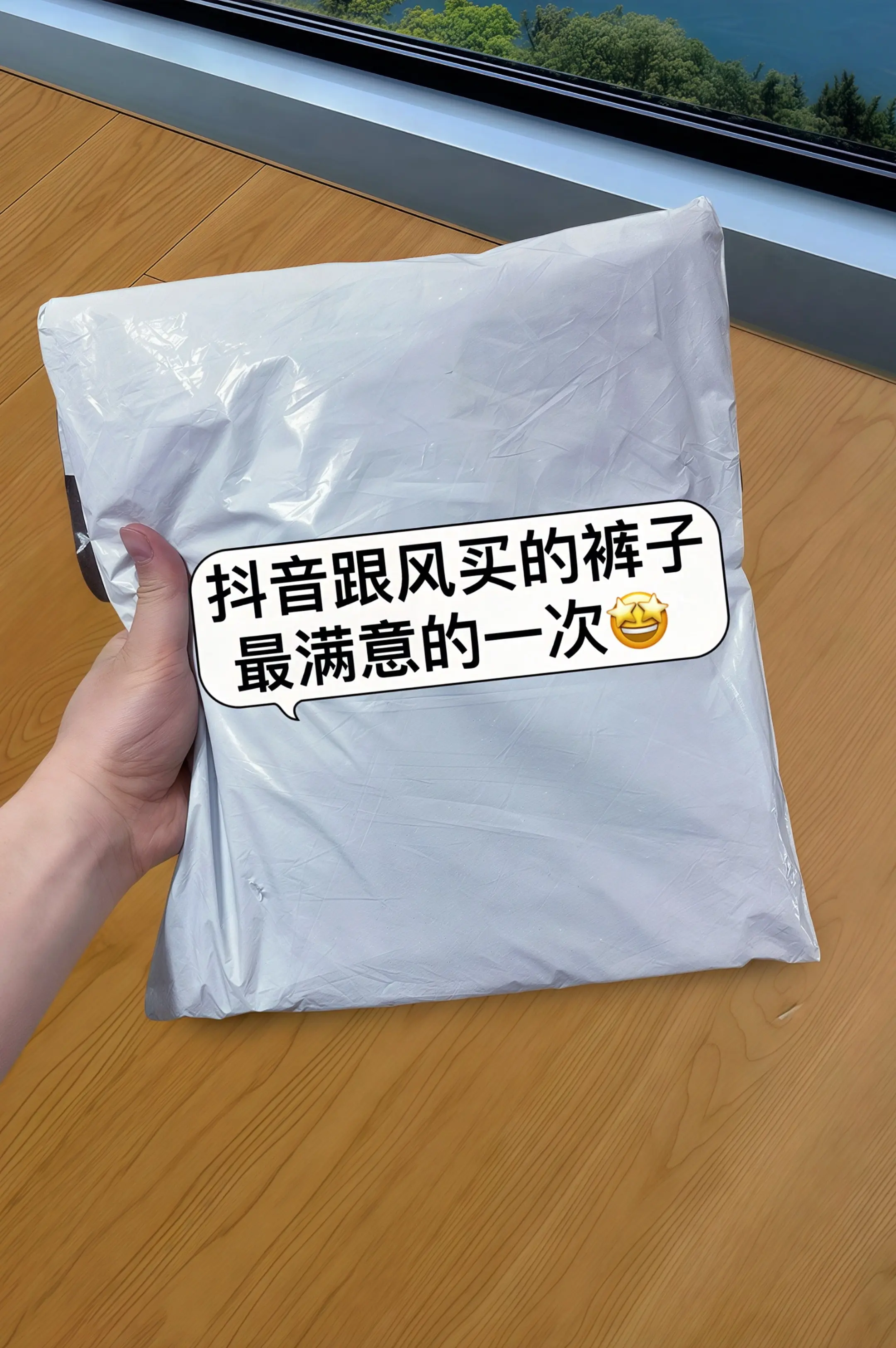 夏日清凉穿搭新宠来啦！这款高腰显瘦五分牛仔裤，以轻薄面料打造，告别闷热...