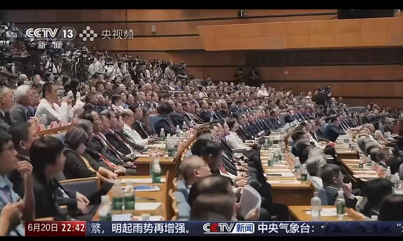 看到新闻切换座位席还是觉得哥哥太牛了…我要是提前知道台下是这么个架势绝对会提前替