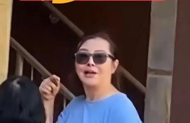 57岁的王祖贤，在加拿大温哥华被网友偶遇。

终究美人迟暮，风华不再。

这还是