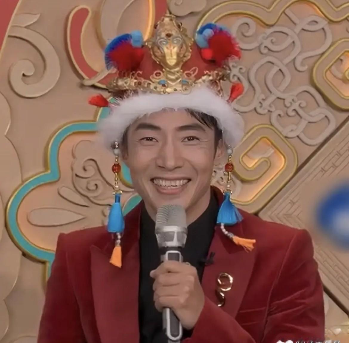 撒贝宁春晚那眉毛，左高右低活像被电击过，一下苍老20年你敢信？
全网喷央视化妆师