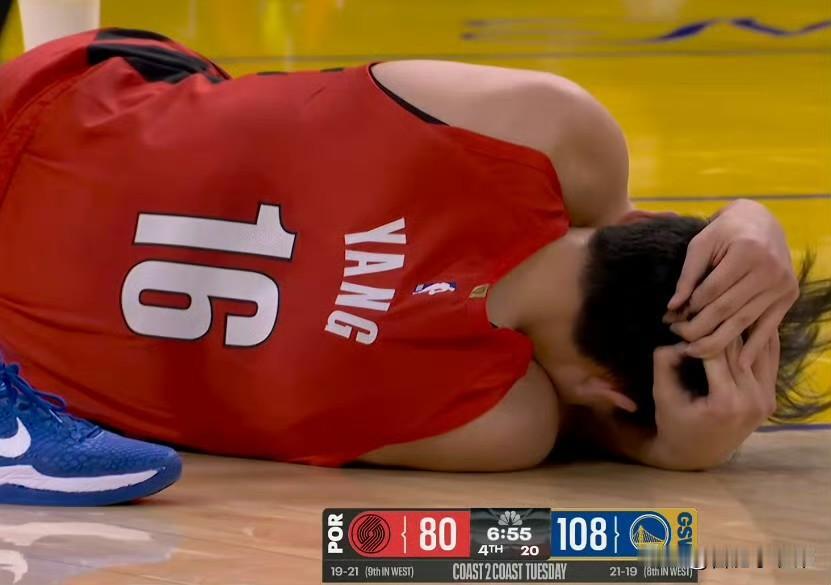 赛场上的小杨一直拼劲十足，不管是攻防两端都保持着积极的态度，每次登场都全力以赴。