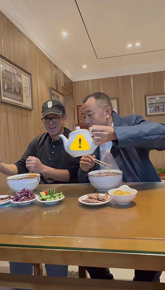 你以为陈行甲是被俞敏洪“收编”了？
错，
他可能才是那个下棋的人。

有人说陈行