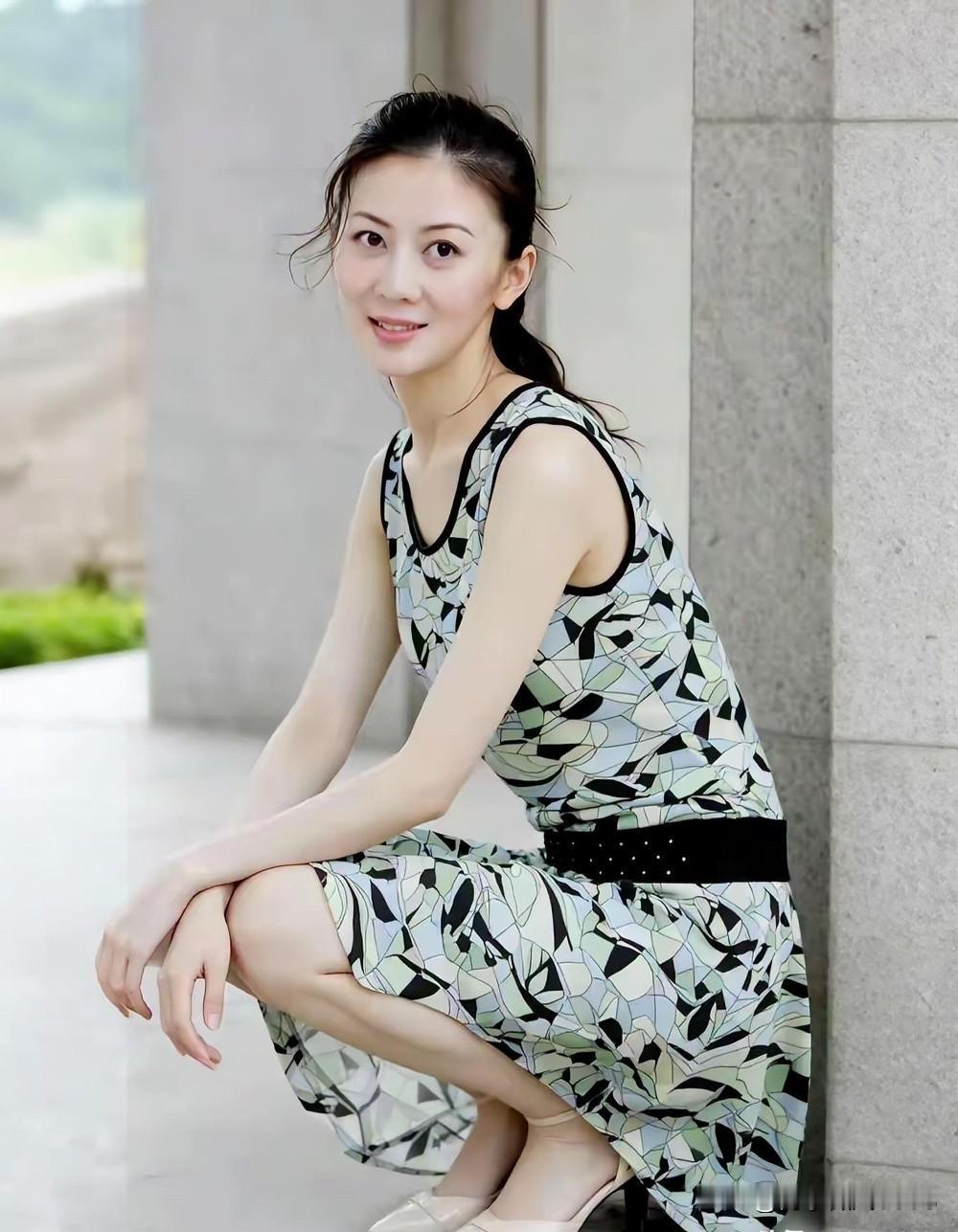 她好漂亮啊，身材高挑，婀娜多姿，曾是很多男人的梦中情人。浓眉大眼，眉清目秀，这身