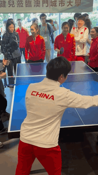 全妹和陈梦的乒乓球大战
上次还在教学阶段
这次已经pk上了
不过看着旁边枣姐
似