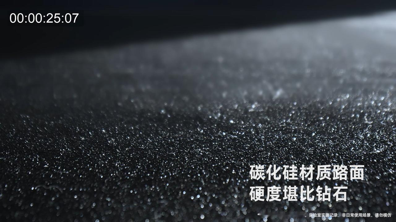 荣耀Magic6系列全系搭载巨犀玻璃。注意！是全系都有，这下不用担心屏幕容易摔碎