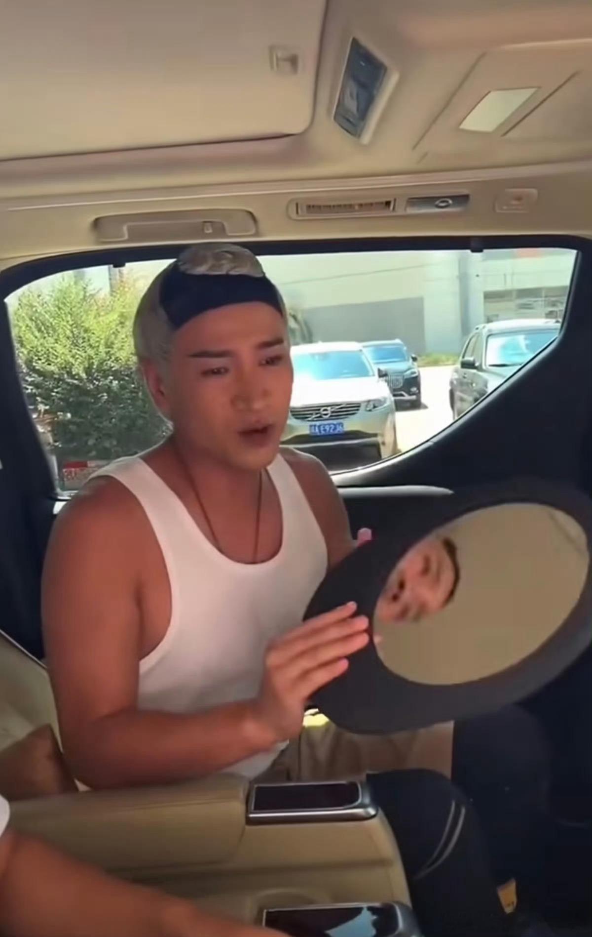 何晟铭这招太狠了笑疯！何晟铭这招镜面反击也太绝了吧！对着私生掏镜子反射镜头，既不