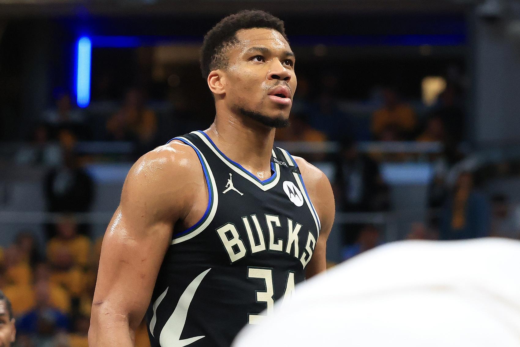 历史仅两人同时获MVP与DPOY且7次入选最佳阵容一阵：乔丹和字母哥今日，NBA