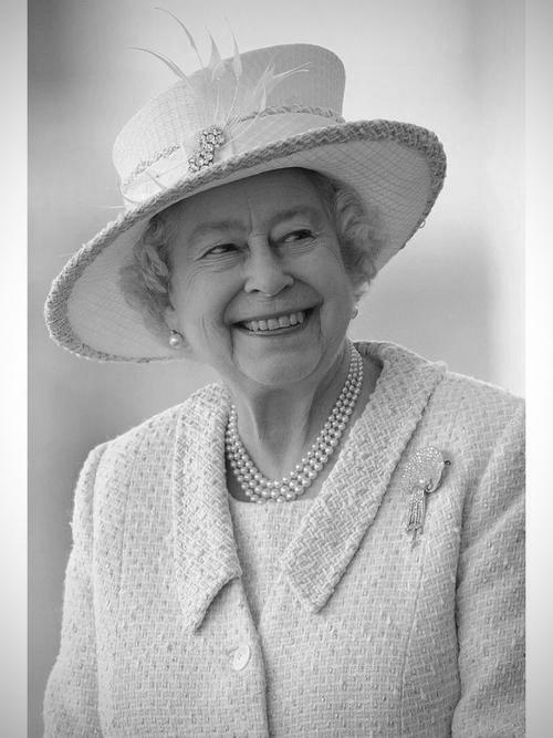 2022年，英国女王死后遗体既没火葬也没土葬，而是将遗体放在百斤重的铅制棺材中，