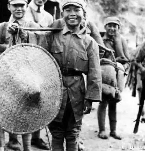 1934年，一支全军不到三千人的队伍准备长征。军长29岁，政委27岁，副军长33