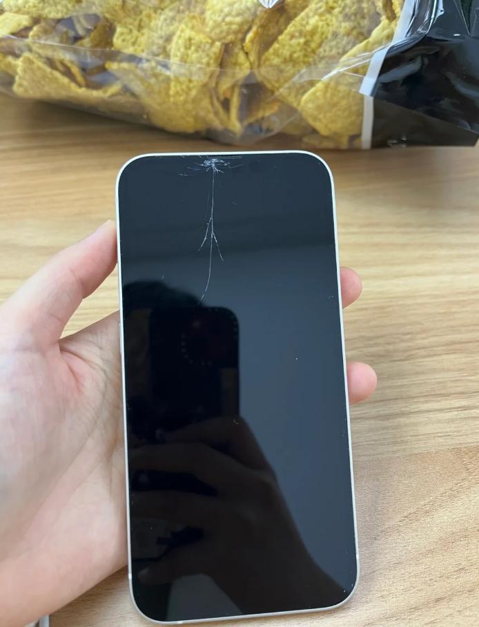 总感觉iPhone的超瓷晶玻璃有点像是噱头，看网上一些测试觉得挺耐摔的，但自己有
