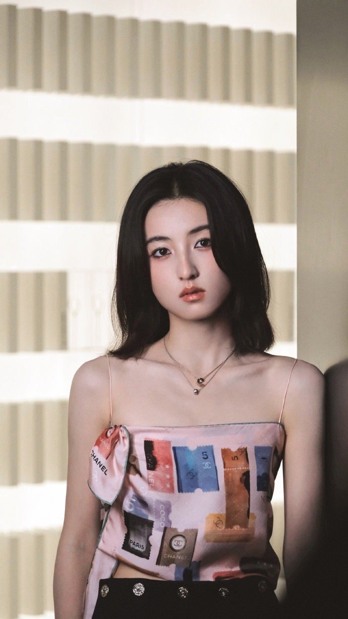 #张子枫香奈儿写真#张子枫新写真🈶，一整个时尚气息拉满！好A好米的子枫妹妹！ 