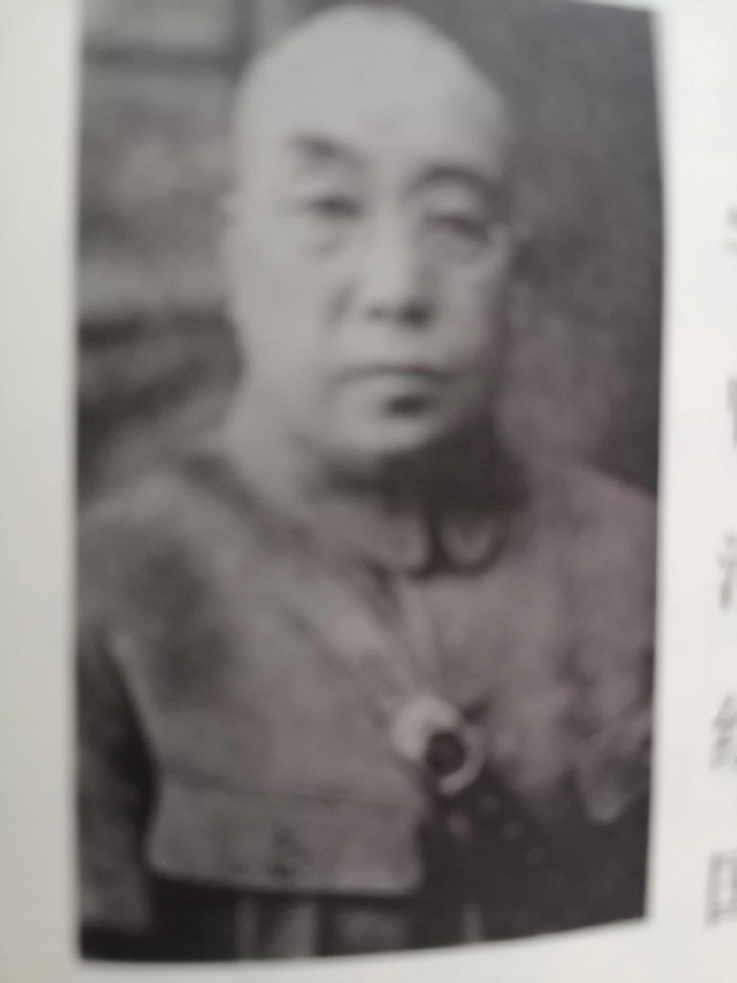 刘镇华（1883—1955），又名茂业，字雪亚，巩县神堤人，清末附生。毕业于直隶保定法政专门学堂学习，入同盟会，响应武昌起义。
     1918年任陕西省省长，1922年兼任陕西督军。1933年任安徽省政府主席。他主陕6年，提出“灌输学识，增进地方文明”，1924年1月重建了国立西北大学。在安徽主政期间，兴保甲整财经，仁民爱物，深受安徽人民的爱戴，他因病离职后，安徽省政府和各界一致建议：由安徽省政府出资在刘镇华老家盖一楼房供他居住养病，这就是“刘镇华庄园”里那栋西式楼房的由来。
      1937年，捐