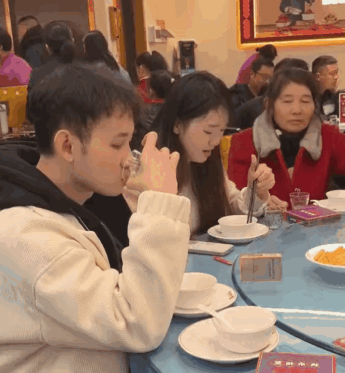 青出于蓝而胜于蓝，大妈这回算是遇到硬核对手了。