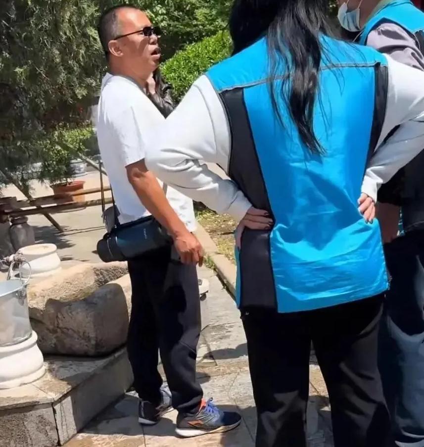 5月1日青岛灵珠山菩提寺，一位白衣男子带着儿子要用井水洗手，走到井边要打水，但桶
