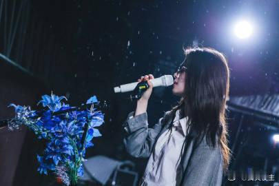 陈昊宇彩排照 泡泡岛音乐节彩排，陈昊宇小眠造型炸裂，舞台气场十足，彩排照美得令人