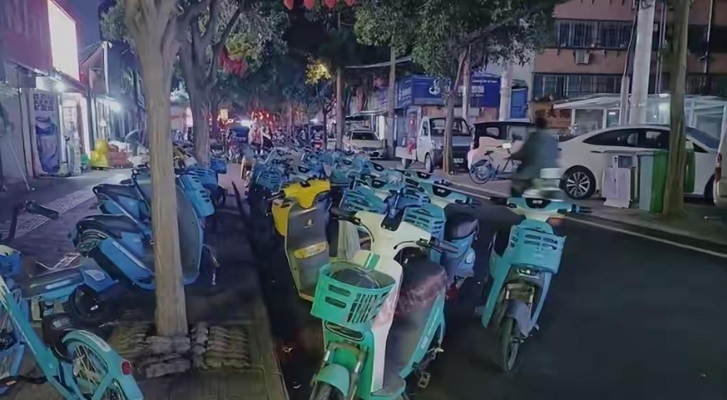 洛阳，该管一管共享单车了！
         外地人来洛阳旅游，吐槽洛阳最多的可