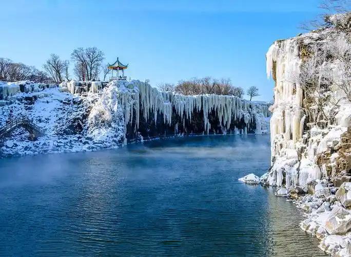 上联：水溶冰河雪飘逸。

（图片来自网络）