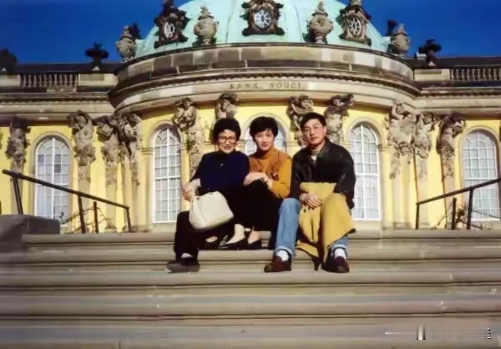 1994年10月，著名越剧表演艺术家王文娟（左一）与女儿孙庆原（中）女婿朱解鸣在