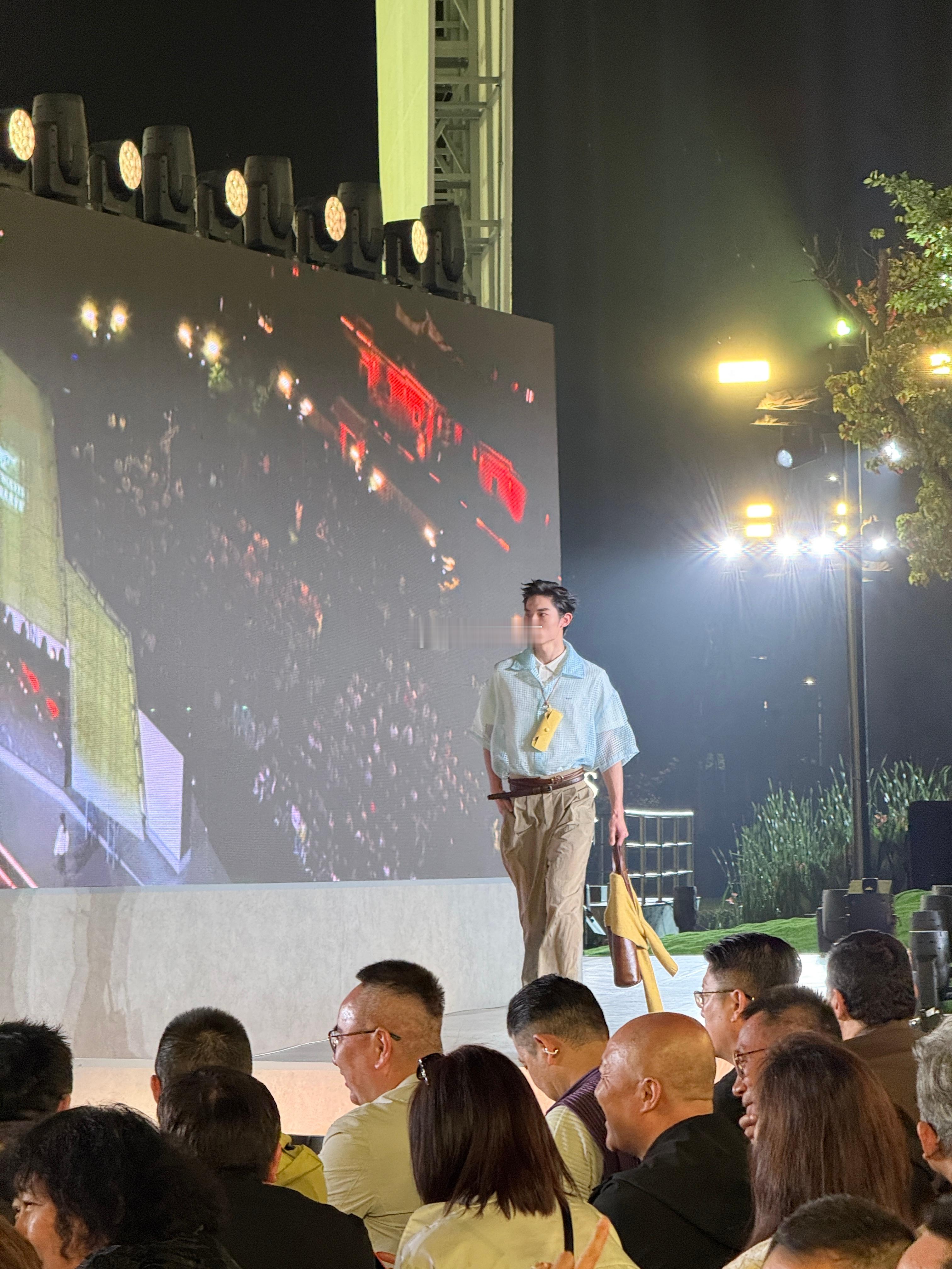 百年梧林被福船点亮 梧林古村落，今晚是时尚的主场。福船的元素在T台上流动，百年的