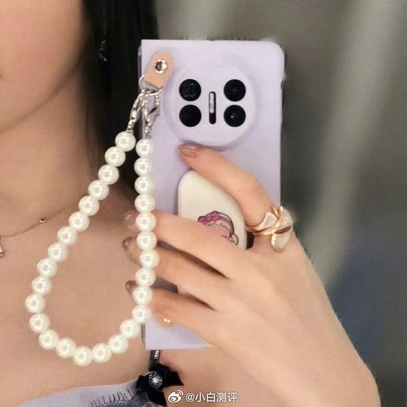 网友卢浮宫偶遇素颜刘亦菲看偶遇图里刘亦菲还在用华为Mate X5手机壳好像也还是