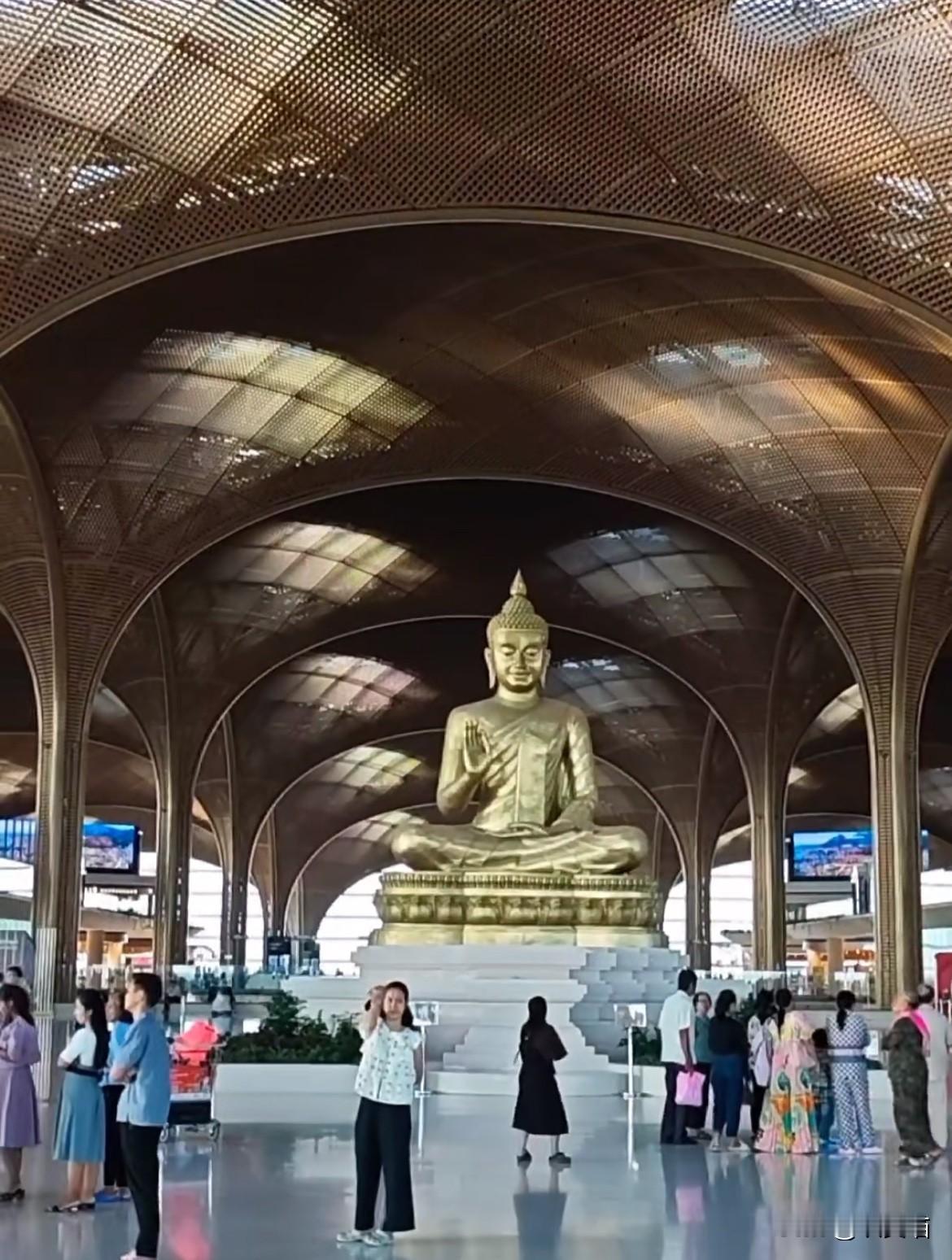 19岁小伙失联柬埔寨，
母亲跨国寻子揪动全网！
普通百姓最关心的，其实是国家不会