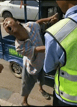 这是什么毛病犯病了，看着怪吓人的，执法人员也不容易，遇到这种情况，也是无可奈何，