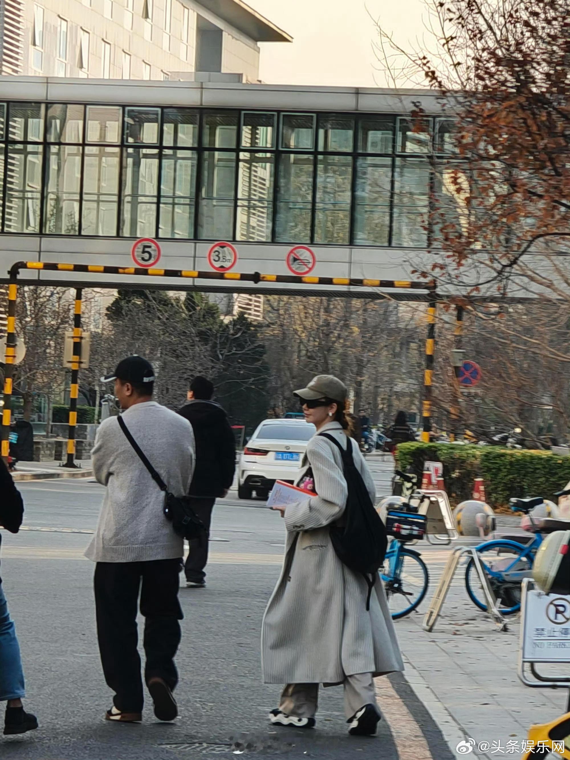 戚薇来上课了哈哈哈时真的爱学习啊 