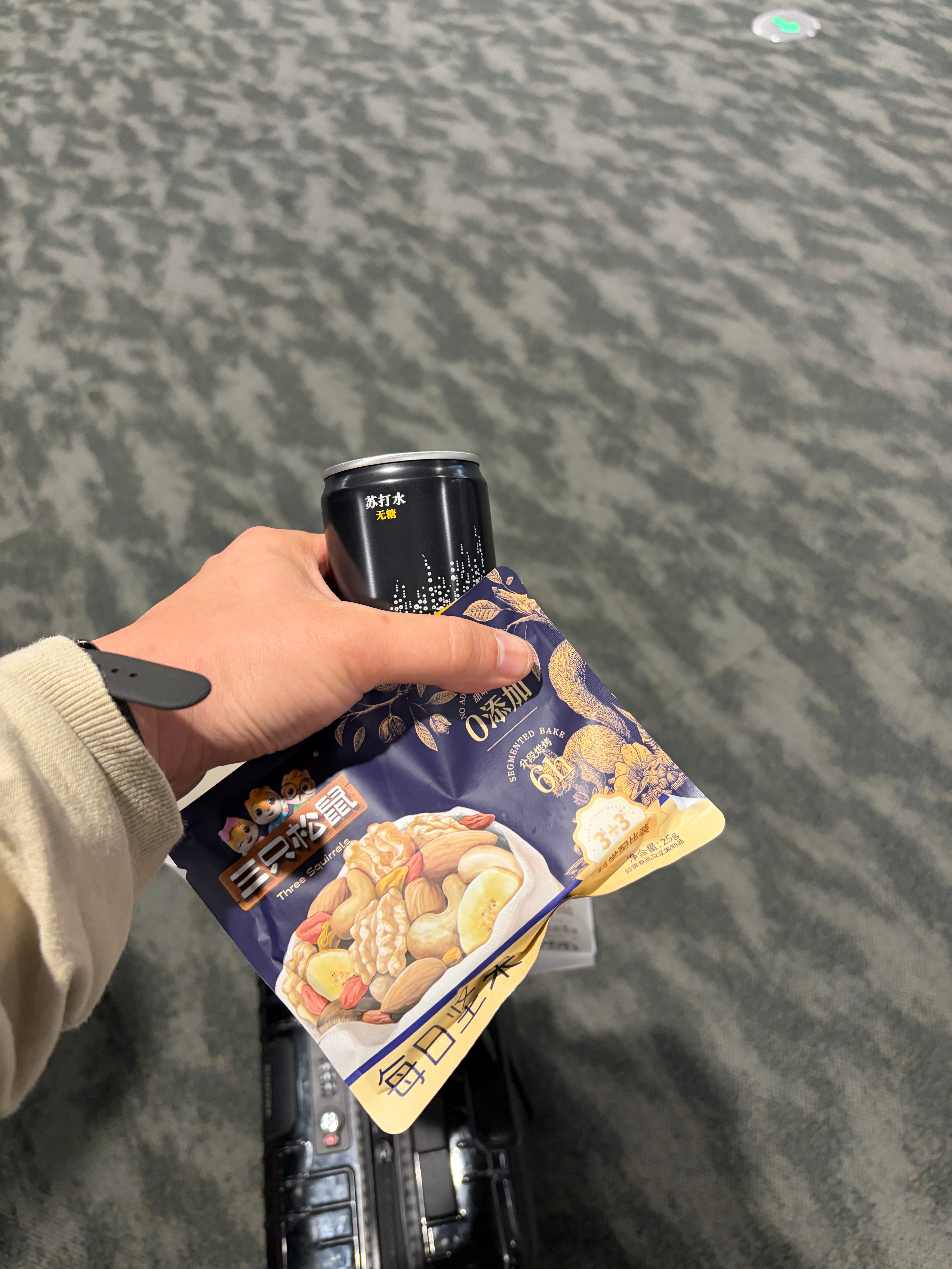 接上条，落地了机舱门口，乘务长姐姐热情的跟我说郭先生，谢谢你还帮忙协调了其他旅客