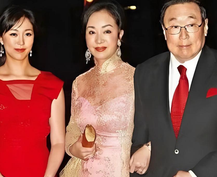 27岁嫁给“船王之子”赵世光，沈殿霞给她当伴娘，隐忍43年熬死花心老公，智斗丈夫