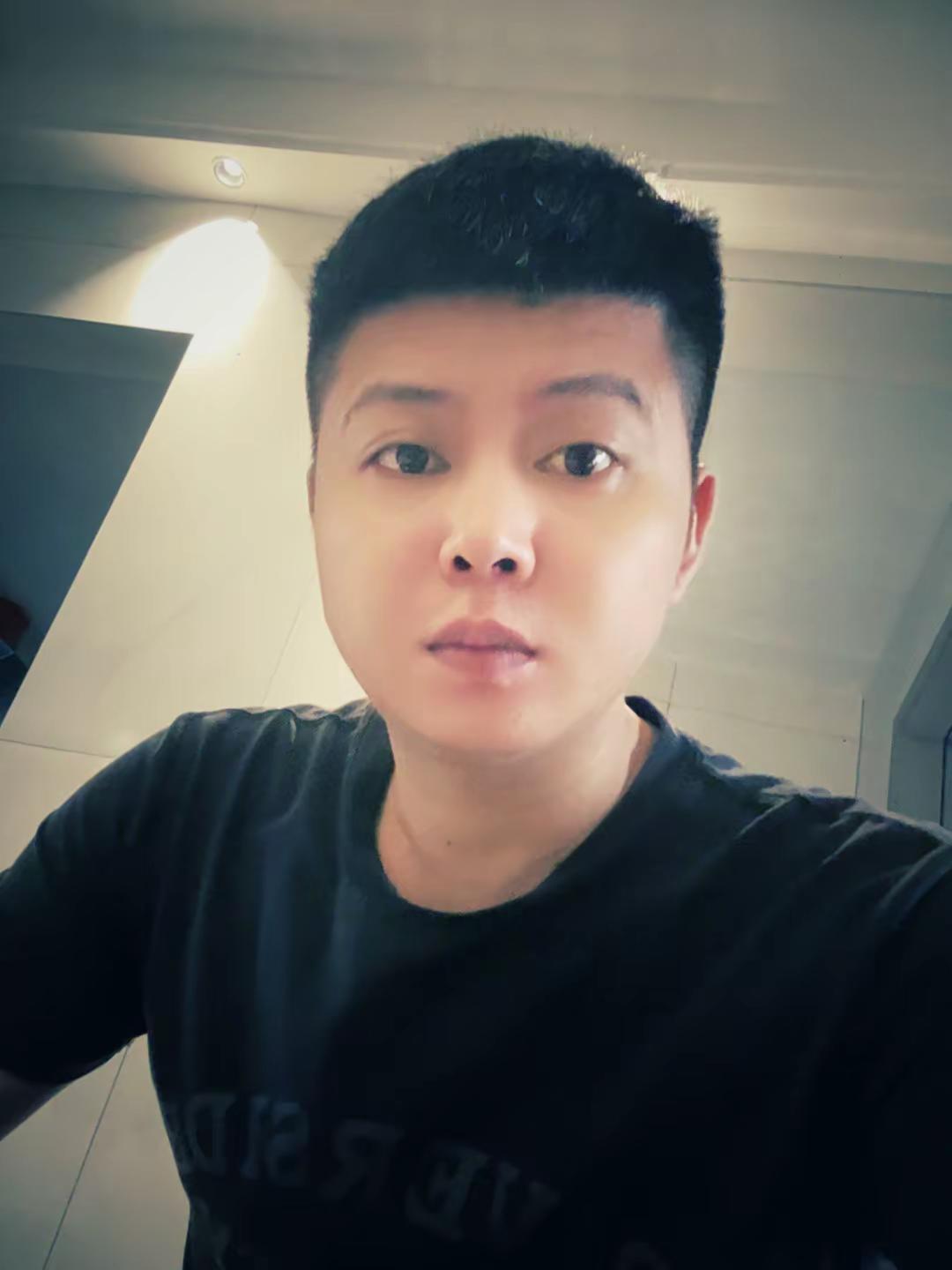 收起满心热忱 不敢依赖谁 怕突如其来的离别 打乱所有安稳 只剩万般无助