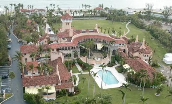 很多人一开始以为，海湖庄园就是特朗普的家，毕竟他经常在这儿待着，可实际上，这地方