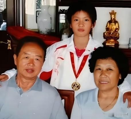 当年，父母抛弃她，不知抛弃的是一块国宝。舅舅，舅妈养护她，也不知她是一块带着光泽