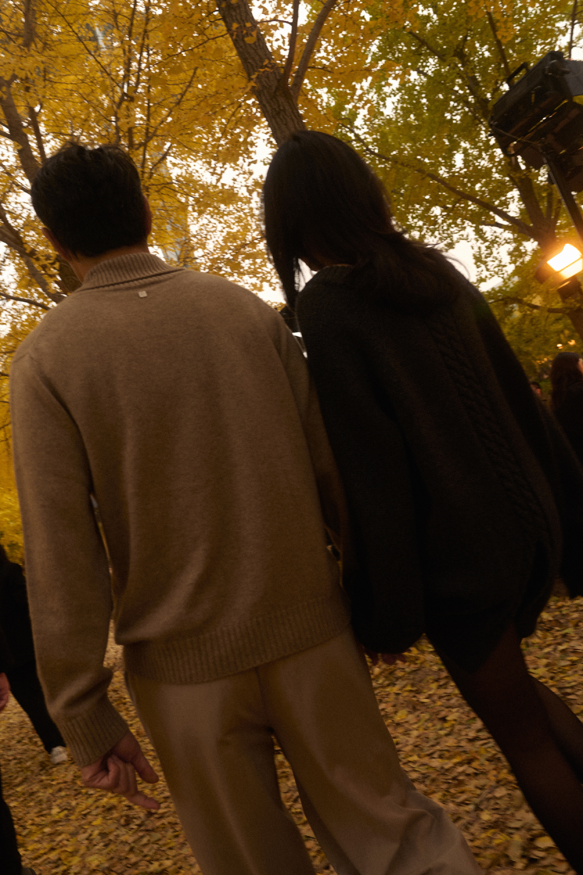 和阿梅出席活动，秋装太戳人！灰针织配细跟、卡其高领搭阔腿，把北京的秋穿成画，松弛