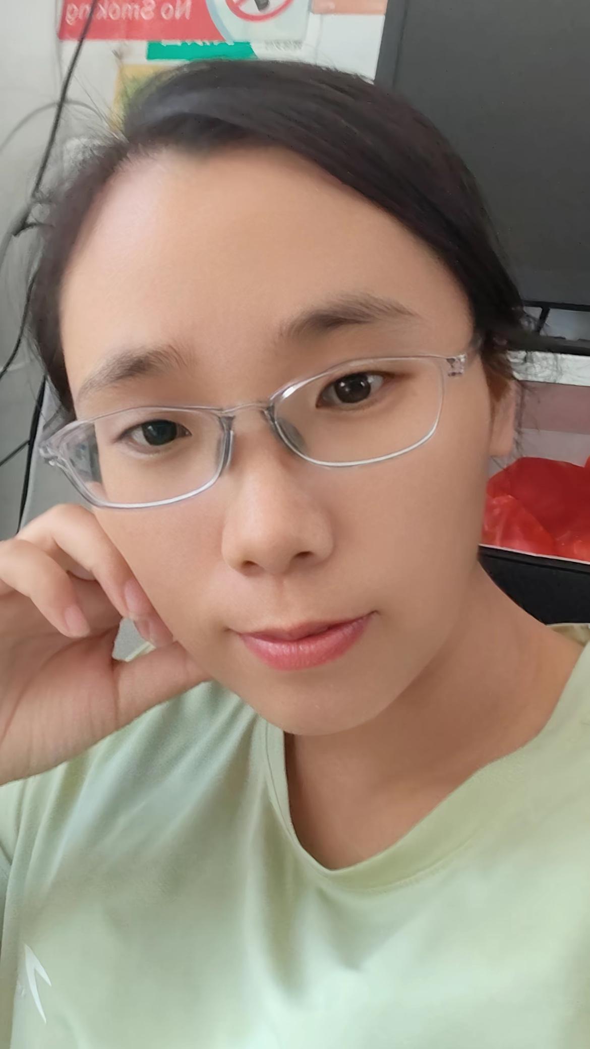 甘宇翼的前妻退网几个月了，最近她又出现在网络，发文指责前夫是虚伪的男人，不是一个