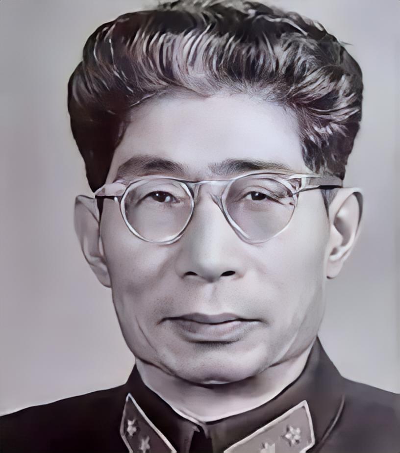 那个转身离开的背影，是开国上将王建安。许世友盯着他的后脑勺，那句“我真想一脚踹死