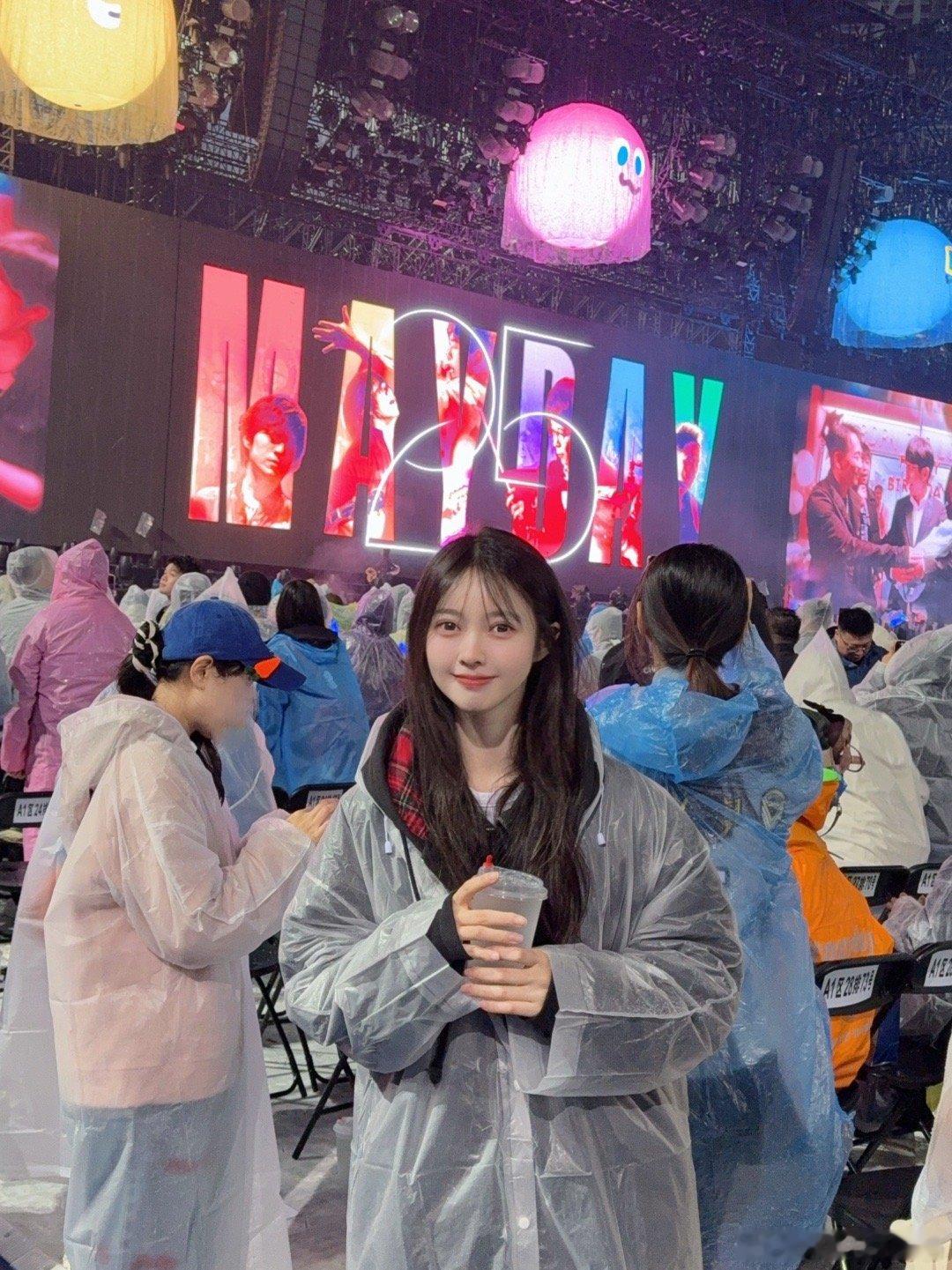 我相信秒秒的瞬间 我不信年年的永远💙🩵又一起淋雨啦🌧️阿老师五月天天津演唱